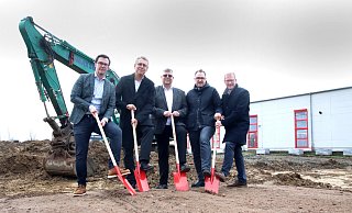Zum 2-Millionen-Euro-Spatenstich trafen sich am Mittwochmorgen Alexander Abke (v.l.), Philipp Andrae, Axel Pollmann, Andreas Adler und Thomas Meyer dort, wo die Vorabeiten für den Hera-Anbau schon angelaufen sind. - Andreas Sundermeier