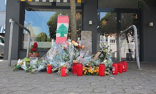 Direkt nach der Tat: Freunde und Familienmitglieder haben an dem Platz vor der Bäckerei Blumen niedergelegt und Kerzen abgestellt. - Jobst Lüdeking