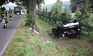 Nachdem ihn ein schwarzer Audi gestreift hatte, überschlug sich der Volvo und landete im Straßengraben. - Jörg Stuke