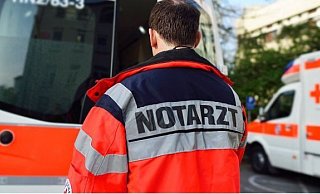 Der Pedelec-Fahrer musste notärztlich behandelt werden. - Symbolbild dpa