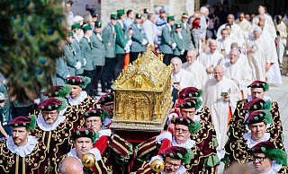 Die Reliquien des Bistumspatrons werden in einer Sakraments-Prozession durch die Stadt Paderborn getragen. - BESIM MAZHIQI