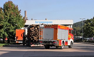 Zahlreiche Feuerwehren der Stadt Steinheim eilen auf das Gelände des Spanplattenwerkes. - Madita Schellenberg