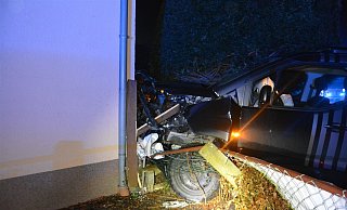 Nach einer Kollision mit einem anderen Fahrzeug, schleuderte der VW Touran vor eine Hauswand. - Polizei Herford