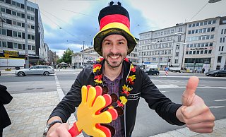 Ausgerüstet mit diversen Deutschland-Fanartikeln kann die EM im eigenen Land nur gewonnen werden. - Andreas Zobe