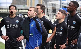 Die SCP-Akteure (v. l.) Adriano Grimaldi, Robert Leipertz, Tobias Müller, Florent Muslija und Ilyas Ansah schauen nach dem Spiel bedröppelt Richtung Fanblock. - picture alliance / Fußball-News Saarland