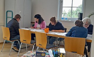 Das Team der Ehrenamtlichen und Leiterin Laureta Cabra hatten bei den Sonderöffnungstagen der Diakonie-Schulmaterialienkammer alle Hände voll zu tun. - Diakonie
