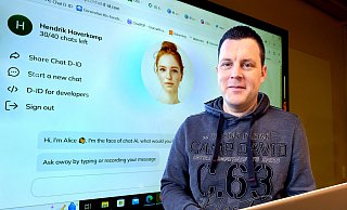 Hendrik Haverkamp (46) hat schon früh angefangen, die Nutzung von ChatGPT in seinem Unterricht zu erlauben. Seine Schüler haben ihrem Textroboter ein weibliches Aussehen mit rotblonden Haaren verpasst und Alice genannt. - Andreas Frücht
