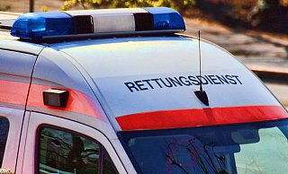 Der Fahrer musste mit dem Rettungswagen in ein Krankenhaus gebracht werden. - Symbolfoto: Pixabay