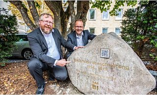 Zum Abschluss der Kampagne enthüllten Achim Held (l.), der vor 25 Jahren die Satire zur "Bielefeld-Verschwörung" im Internet veröffentlichte, und Martin Knabenreich (Bielefeld Marketing) einen Gedenkstein - Bielefeld Marketing