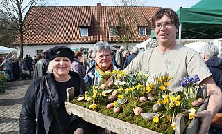 Wie bunte Kieselsteine sehen die selbst angebauten Kartoffeln seltener Sorten aus, die Diplom-Ingenieur Lars Bublitz aus Vlotho 2018 in seine Blumenlandschaft dekoriert hat. Anja Birne und Veronika Wehmeier vom Organisationsteam freuten sich über die Krokusse, Winterlinge, Iris und Schneeglöckchen. - Frank-Michael Kiel-Steinkamp (Archiv)