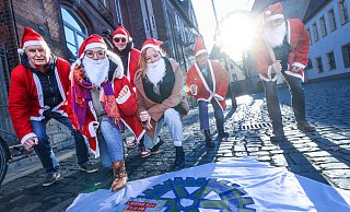 Sind startklar für den Santa Run: (von links) Christian Schroeder, Chantal Sculz, Herbert Ellerbusch, Lena Jeckel, Marianne Sanders und Harry Leyendecker. - Sarah Jonek
