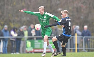 Marcel Lücke (l.) vom FC Gütersloh versucht sich gegen Marlon Lakämper vom SC Paderborn II zu behaupten. - Jens Dünhölter