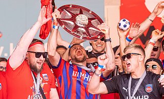 Patrick Mainka, Kapitän des 1. FC Heidenheim, reckt die „Felge“ in die Höhe. Nach dem Aufstieg in die 1. Fußball-Bundesliga geht es für den einstigen Nachwuchsspieler von Victoria Clarholz nun gegen den FC Bayern München oder Borussia Dortmund. - IMAGO/Eibner