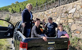 Freunde und Helfer auf dem Weg in den Weinberg. - Birgit Beerbom