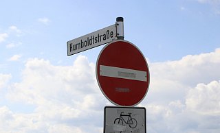 In der Humboldtstraße in Enger kam zu einer Massenschlägerei unter rund 20 Personen. Im weiteren Verlauf fielen mindestens vier Schüsse. - Claus Frickemeier