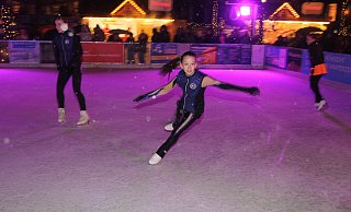 Die Eiskunstläuferinnen von Arminia Bielefeld trotzen dem Wetter und dem Schneeregen und zeigen Auszüge aus ihrer Show "Christmastime". - Ulf Hanke
