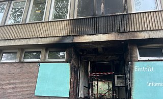 Der Eingangsbereich des Gemeindehauses ist durch das Feuer komplett zerstört. - cm