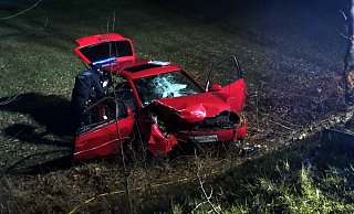 Eine Polizistin untersucht den Unfallwagen, nachdem der Mann daraus gerettet worden ist. - Katharina Eisele