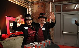 Sabine und Michael begrüßten im Frack und mit Zylinder in diesem Jahr die Festivalbesucher am Festival-Eingang der Alten Gießerei in Espelkamp. - Klaus Frensing