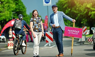 Nora Niebel und Olaf Lewald vom Amt für Verkehr an der Fahrradstraße. - Barbara Franke