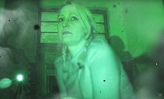 Natascha Siw bei einer ihrer paranormalen Untersuchungen. 72 Stunden sperrt sie sich gemeinsam mit Patrick Wagner in verlassene Gebäude ein. - Screenshot/Patrick Wagner