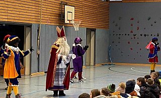 Der Auftritt des Sinterklaas und seiner Pieten in der Grundschule am Weinberg ist kurzfristig abgesagt worden.Eine Begründung liefert die Schulleitung nicht. - Natascha Angermann-Pol
