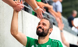 Torjäger zum Anfassen: Simon Engelmann möchte mit den Fans den zweiten Saisonsieg feiern. - Joel Beinke