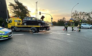 Der Ford einer Frau aus Wadersloh war nach dem Zusammenprall mit einem Bus nicht mehr fahrbereit. - Thorsten Heß