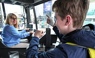 Busfahrerin Handan Budak hat oft mit Schülern zu tun, die sich respektlos verhalten - dieser Schüler hier muss aber im gestellten Foto schmunzeln, ihm liegt das Respektlose nicht so. - Barbara Franke