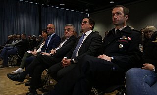 Der CDU-Landratskandidat Jörg-Michael Schrader (2. v. l.) wurde in der Ilex-Halle in Hüllhorst unterstützt von der Landtagsabgeordneten Bianca Winkelmann (v. l.), Innenminister Herbert Reul, dem Bundestagsabgeordneten Oliver Vogt und Bürgermeister Michael Kasche. - Frank Hartmann