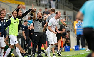 Nach dem entscheidenden Treffer auf dem Aachener Tivoli in der 86. Minute brach auf der Bank des 1:0-Siegers SC Wiedenbrück mit Co-Trainer Marcel Brinkmann und den Spielern Hendrik Lohmar (8) und Tim Geller (5) kollektiver Jubel aus. - Daniel Bremehr