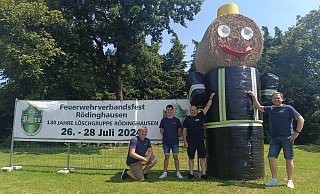 Löschgruppenführer Daniel Marsch (v.l.), Festausschussvorsitzender Jannick Wobker sowie die beiden stellvertretenden Löschgruppenführer Fritz Westermeyer und Daniel Altehoff freuen sich auf das Feuerwehrfest Rödinghausen. - Sven Hauhart