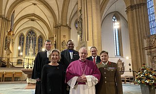 Pfarrer Eckhard Düker (v. l.), Angie Reeh (Deutsch-Englischer Club Paderborn), Reverend Josefa „Joe“ Mairara, Weihbischof Matthias König, Chorleiter Christian Nolden und Colonel Michael Foster-Brown (British Army Germany) freuen sich auf viele Mitfeiernde im Dom und digital. - Jürgen Behlke