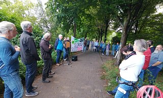 Bernhard Heimann kämft mit der Bürgerinitiative Südring seit vielen Jahren gegen den Lückenschluss. Am Mikrofon freut er sich, über die neue Gruppierung, die zu dem Protest aufgerufen hat, um "unsere Arbeit gegen das Bauvorhaben fortzusetzen". - Marion Pokorra-Brockschmidt