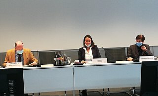 Kreis-Dezernent Hans-Joerg Deichholz (v. l.), Landrätin Anna Katharina Bölling und die Leiterin des Krisenstabes, Cornelia Schöder, setzen auf Wissenschaft und Vernunft. - Frank Hartmann