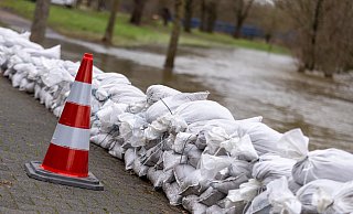 Aus Schutz vor Hochwasser wurde an Weihnachten in Schloß Neuhaus Sandsack-Barrieren errichtet. - Niklas Tüns