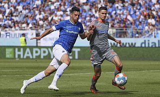Darmstadts Torjäger Luca Pfeiffer (l.), hier gegen Maxi Thalhammer, schenkte seinem Ex-Klub Paderborn zwei Tore ein. - Imago Images