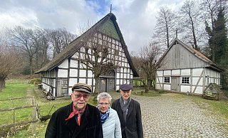 Ulrich Flachmann (li.), Ute Weber und Wilfried Quest vor dem dem Hauptgebäude der Rürupsmühle. - Dirk Windmöller