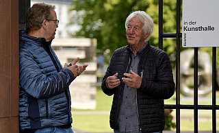 Jürgen Franke vom Verein Kunst & Kultur Bad Wünnenberg (r.) im Gespräch mit dem Kulturchef dieser Zeitung, Stefan Brams, an der Kunsthalle Bielefeld. - Peter Unger