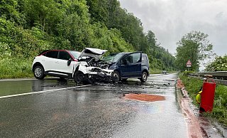 Bei dem Unfall auf der B83 bei Höxter-Stahle wurden drei Personen schwer verletzt. - Jan Husmann