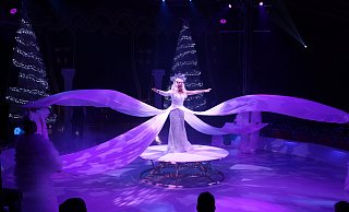 Die "Schneekönigin" weiß ihren Auftritt im Paderborner Weihnachtscircus wohl zu wählen. - Moritz Jülich