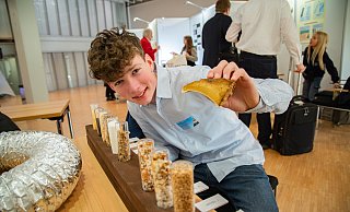1. Preis beim Regionalwettbewerb Jugend forscht für Lukas Solzbach (Gymnasium St. Xaver, Bad Driburg), der einen Rettungsring aus Pilzmyzelien hergestellt hat. - Sergei Magel/HNF