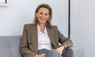 Anja Böllhoff erhält eine besondere Auszeichnung für ihr bürgerschaftliches Engagement in der Bielefelder Bürgerstiftung. - Oliver Krato