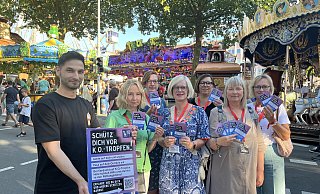 Unterstützt von DJ Averro (v. l.) verteilte Dagmar Drüke mit Kristin Käuper, Mechthild Pleininger, Regina Sprenger, Christa Merten und Elke Zinn Informationen zum Schutz vor K.o.-Tropfen auf dem Liboriberg. - Jan Husmann