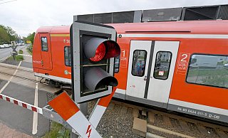 Die Schranken sind unten nach einer Notbremsung und gehen nicht wieder hoch. Dadurch staut sich der Verkehr. - Symbolfoto: picture alliance / Holger Hollemann / dpa
