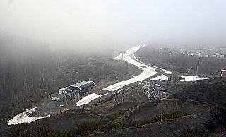 9. April in Winterberg: Der technisch erzeugte Schnee, der derzeit noch auf der Piste liegt, stammt noch aus der Produktion von Ende März. - Roberto Pfeil