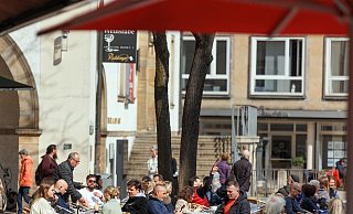 Die Außengastronomie am Alte Markt wird jetzt schon gut besucht. - Oliver Krato