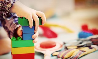 Mussten oft zu Hause bleiben. Teils wochenlang gab es in einigen Höxteraner Kitas nur eine Notbetreuung. Für Familien eine enorme Belastung - aber auch für Arbeitgeber, weil sie sich nicht mehr auf ihre Mitarbeiter verlassen können. - Symbolbild Pixabay