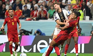 Torschütze Niklas Füllkrug im Duell gegen Spaniens Rodri (r) . - AFP or licensors