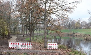Blick von der Werretalhalle aus: Die Absperrungen weisen klar darauf hin, dass hier eigentlich kein Durchgang ist. Dahinter nimmt der Park aber schon Form an. - Judith Gladow